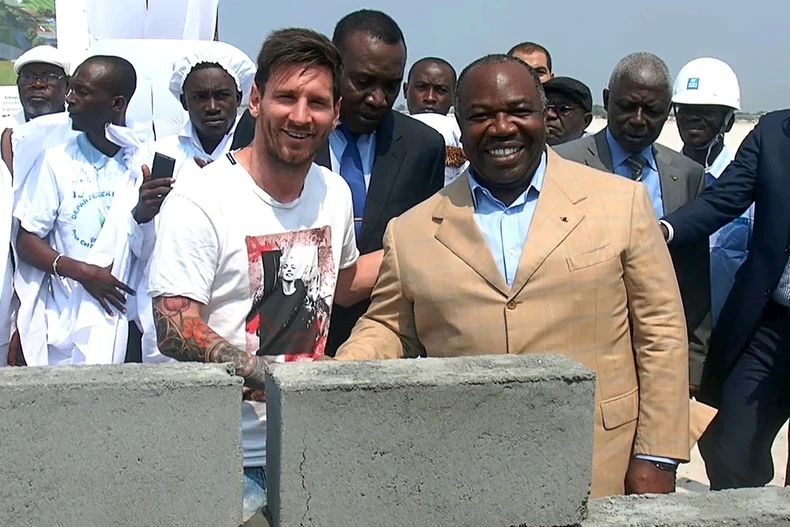 Lionel Messi và Thủ tướng Gabon Ali Bongo tại lễ khánh thành sân vận động quốc gia Gabon. (Nguồn: Reuters)