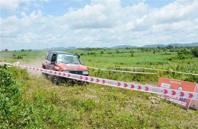 Các đội đua chính thức bước vào cuộc tranh tài đầu tiên sau lễ khai mạc. (Ảnh: Hoài Thu/TTXVN)