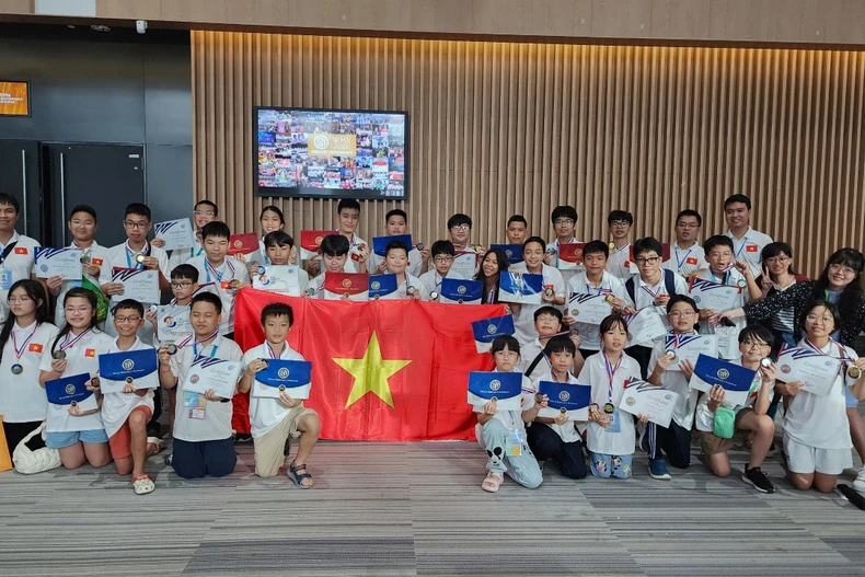 Toàn đoàn Việt Nam tại lễ Bế mạc và trao giải cuộc thi Toán Quốc tế WMI 2023 tổ chức tại Seoul, Hàn Quốc. (Ảnh: PV/Vietnam+)