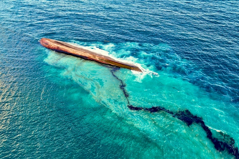 Vết dầu loang từ con tàu bị lật ngoài khơi bờ biển Trinidad & Tobago ngày 10/2/2024. (Ảnh: AFP/TTXVN)