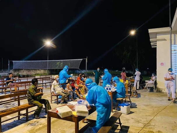 Lấy mẫu xét nghiệm COVID-19. (Ảnh: Phước Tuệ/TTXVN) 