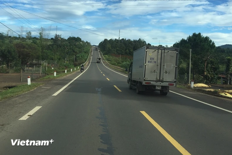 Phương tiện lưu thông trên đoạn tuyến đường Hồ Chí Minh qua khu vực Tây Nguyên. (Ảnh: Việt Hùng/Vietnam+)