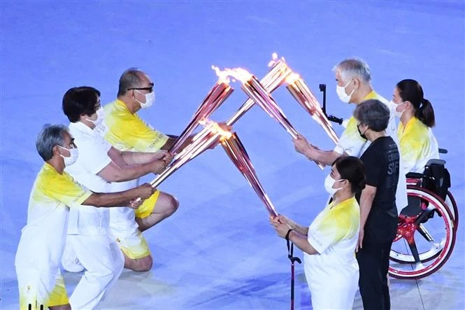 Rước đuốc Paralympic tại lễ khai mạc Paralympic Tokyo 2020 ở Tokyo (Nhật Bản), ngày 24/8/2021. (Ảnh: THX/TTXVN)
