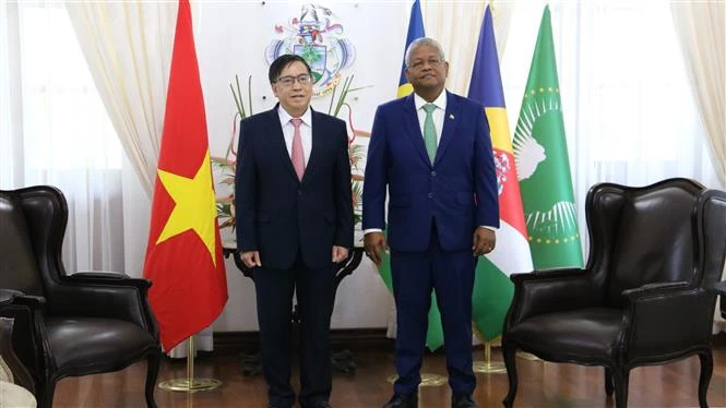 Đại sứ Việt Nam tại Mozambique kiêm nhiệm Cộng hòa Seychelles Phạm Hoàng Kim trình Thư ủy nhiệm của Chủ tịch nước lên Tổng thống Seychelles, Wavel Ramkalawan. (Ảnh: Hoàng Minh/TTXVN)