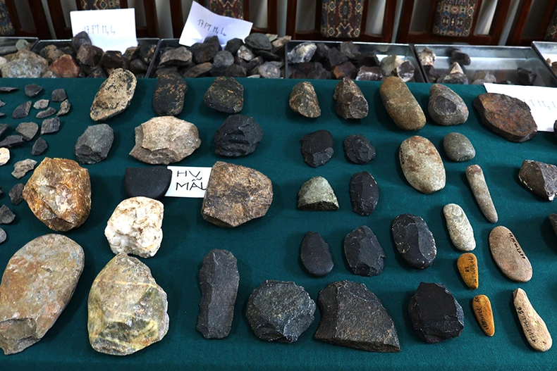 Các di vật đá được khai quật tại hang Pắc Tà có giá trị lớn về văn hóa, lịch sử. (Ảnh: Minh Tâm/TTXVN)