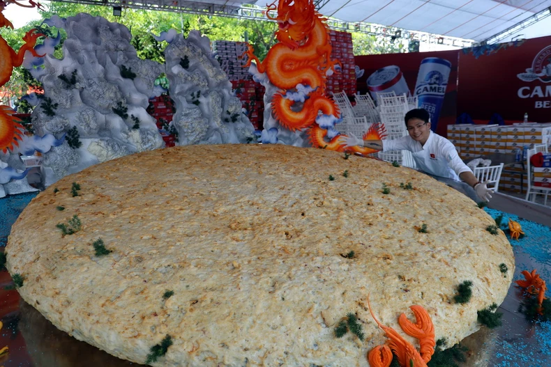 Chiếc chả mực lớn nhất Việt Nam. (Ảnh: Đức Hiếu/TTXVN)