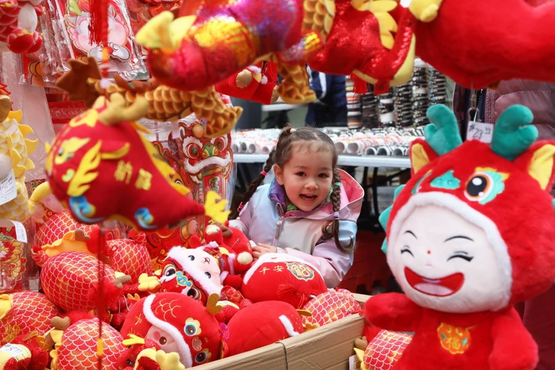Em nhỏ thích thú với những đồ chơi trang trí đón Tết Nguyên đán của người châu Á tại San Francisco, California, Mỹ. (Ảnh: THX/TTXVN)