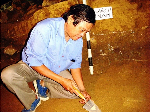 Các nhà khảo cổ thám sát hang động Loong Cha, huyện Chiêm Hóa. (Nguồn:nhandan.vn)