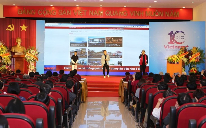 Trình diễn RapNewsPlus về quan hệ Việt-Pháp tại phố đi bộ Hồ Gươm