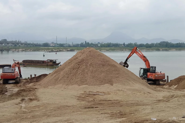 Khai thác cát trên sông Thu Bồn. (Ảnh: Đoàn Hữu Trung/TTXVN)