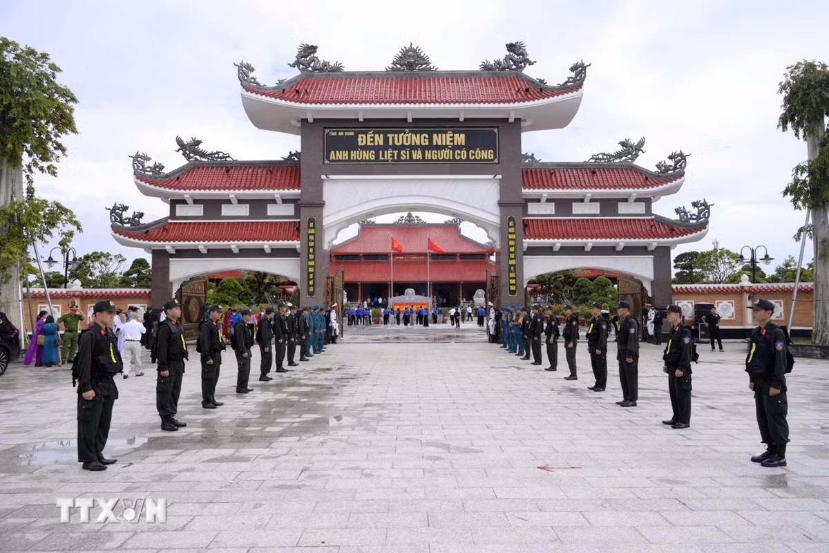 Đền tưởng niệm Anh hùng liệt sỹ và Người có công tỉnh An Giang (phường Rạch Giá). (Ảnh: Lê Huy Hải/TTXVN)