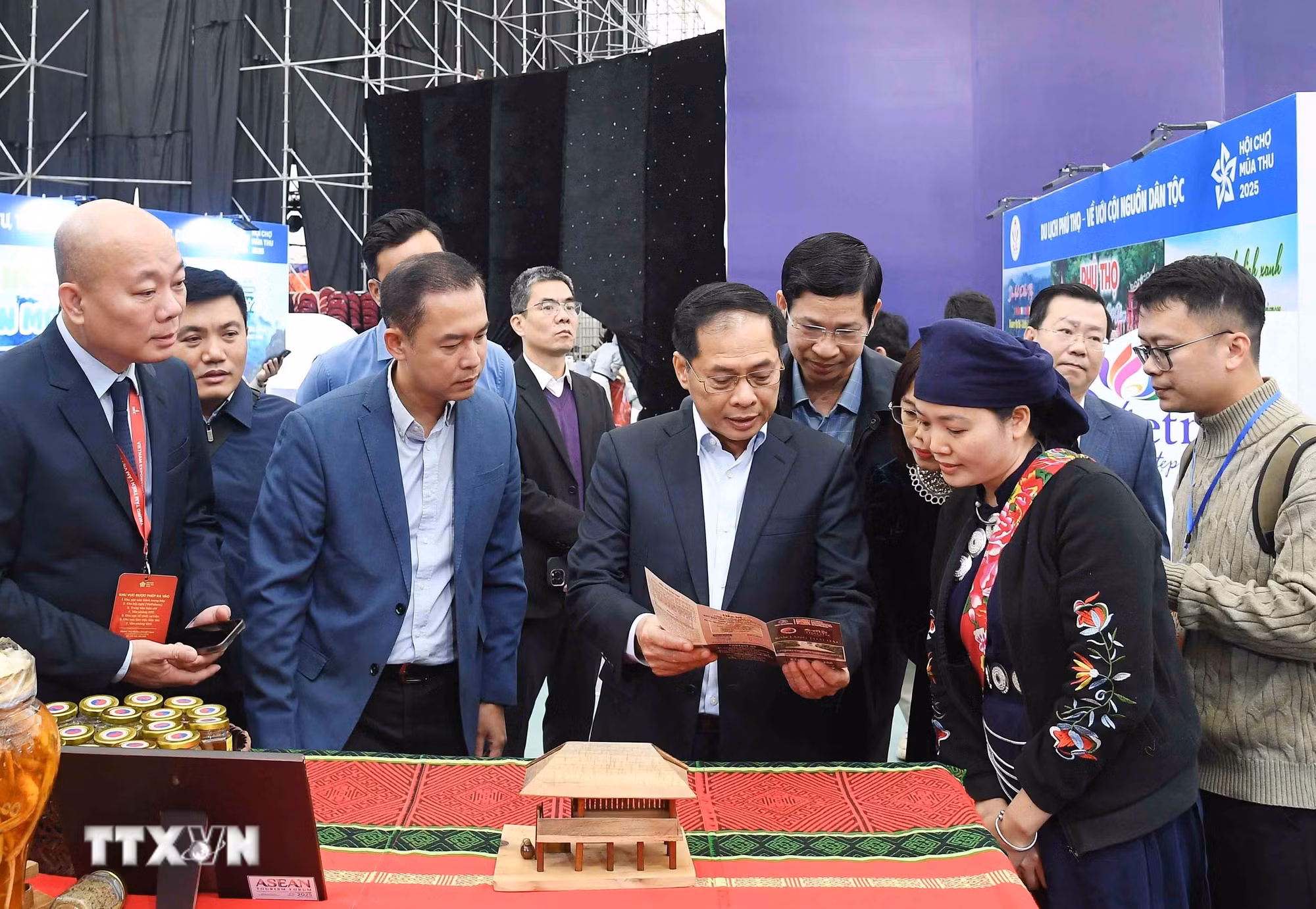 ttxvn-pho-thu-tuong-bui-thanh-son-kiem-tra-tien-do-trien-khai-hoi-cho-mua-thu8.jpg