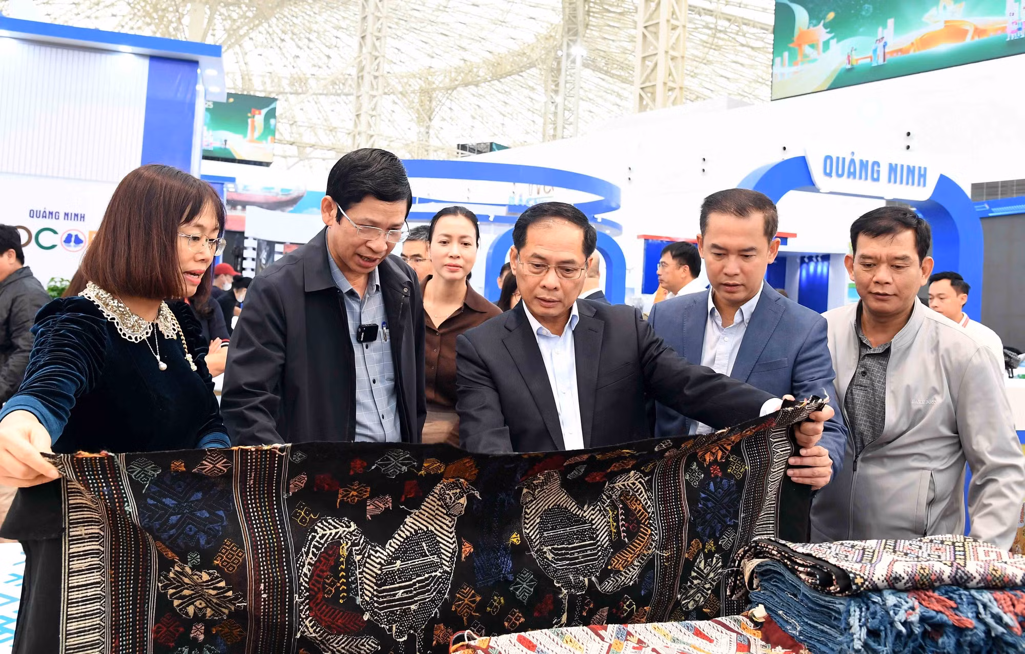 pho-thu-tuong-bui-thanh-son-kiem-tra-tien-do-trien-khai-hoi-cho-mua-thu7.jpg
