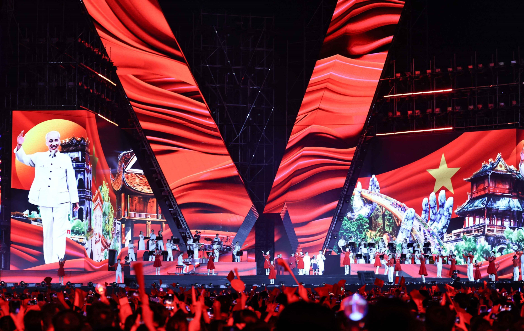 Chương trình nghệ thuật chính luận “Tổ quốc trong tim” nhân kỷ niệm 80 năm Cách mạng tháng Tám và Quốc khánh 2/9/2025. (Ảnh: Thanh Tùng/TTXVN)