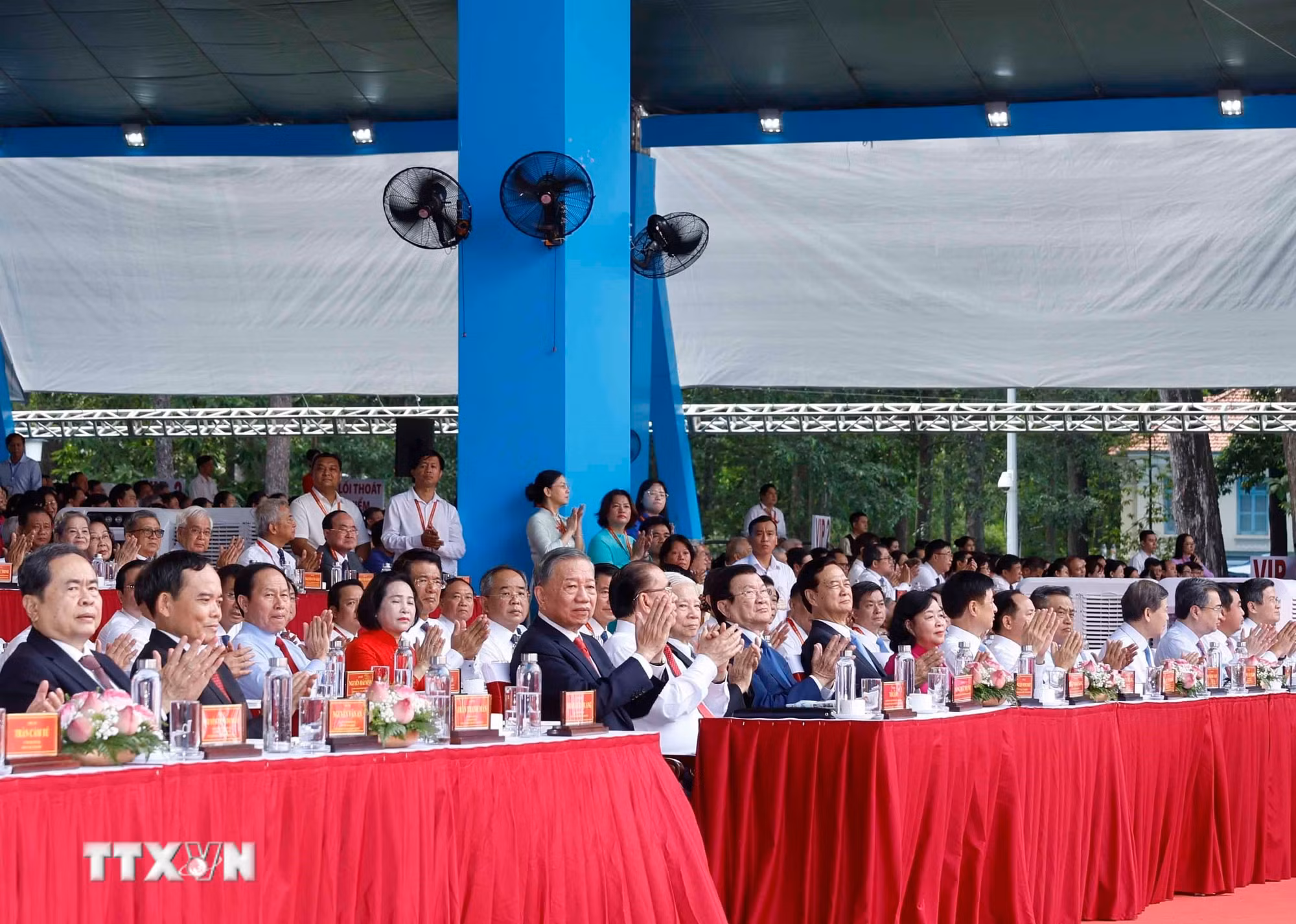 ttxvn-le-ky-niem-50-nam-thanh-pho-sai-gon-gia-dinh-mang-ten-chu-tich-ho-chi-minh16.jpg