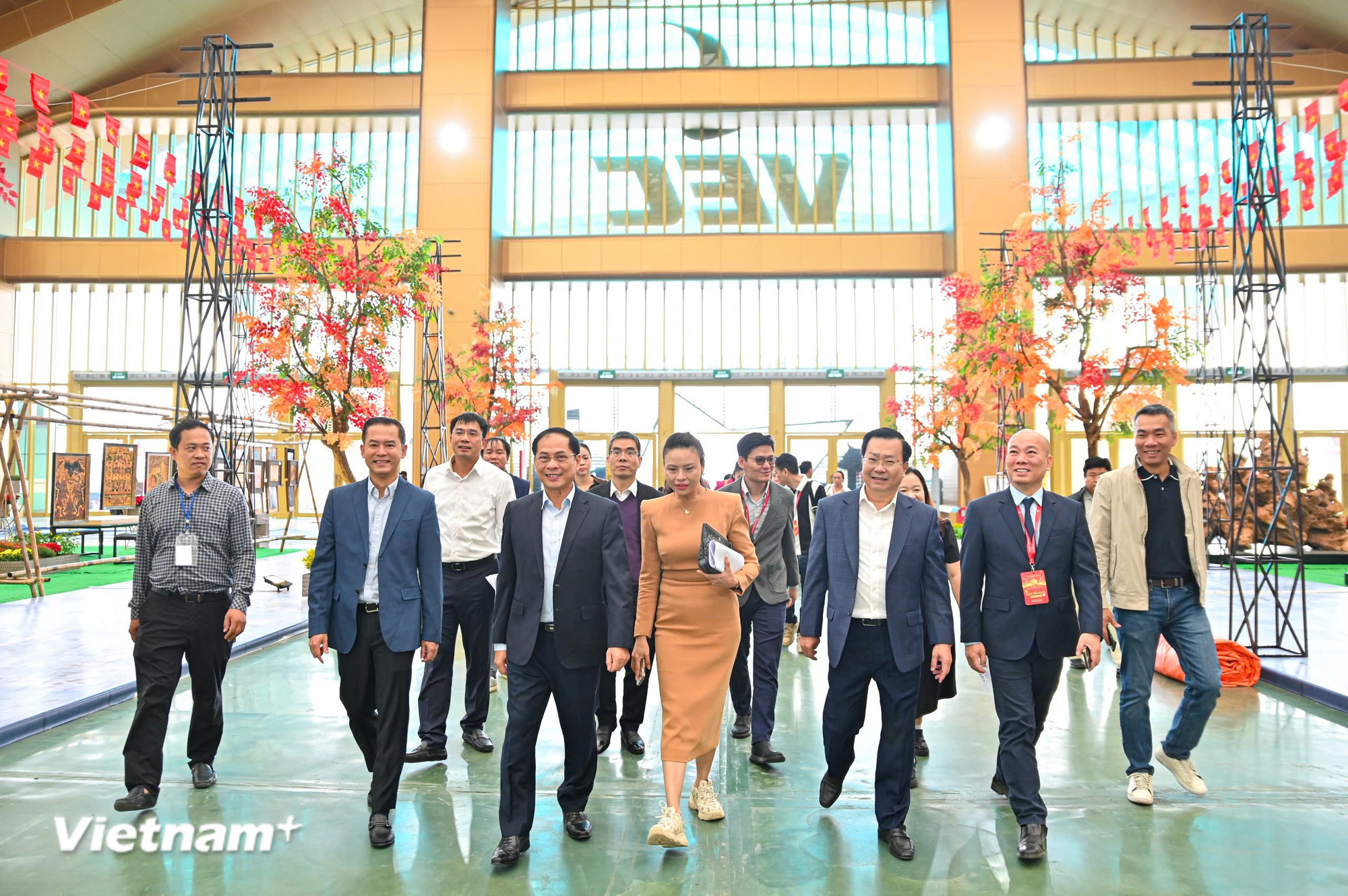 Phó Thủ tướng Bùi Thanh Sơn kiểm tra công tác chuẩn bị cho Hội chợ mùa Thu. (Ảnh: PV/Vietnam+)