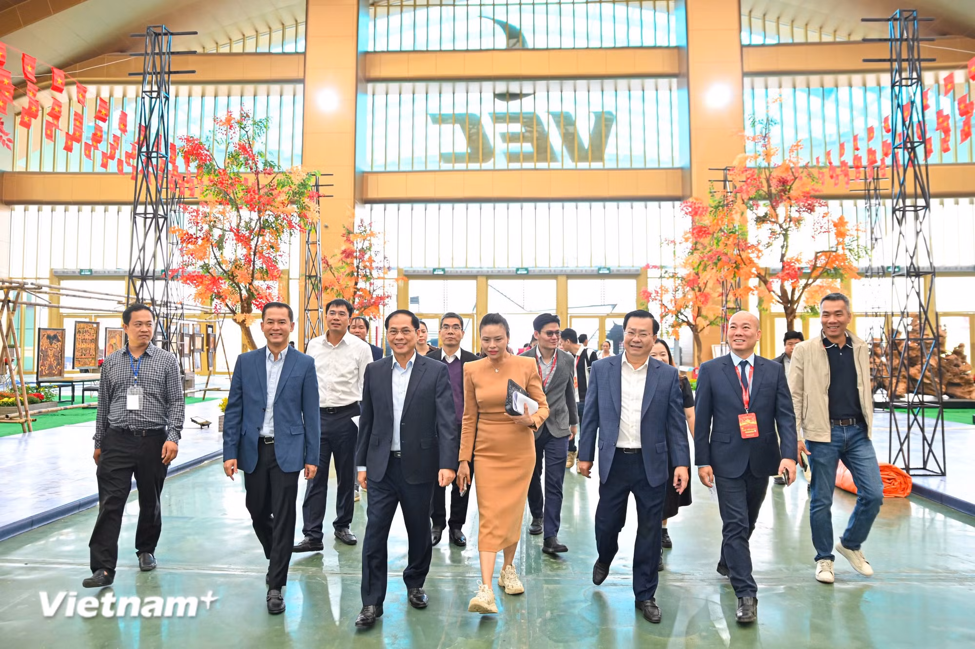 Phó Thủ tướng Bùi Thanh Sơn kiểm tra công tác chuẩn bị cho Hội chợ mùa Thu. (Ảnh: PV/Vietnam+)
