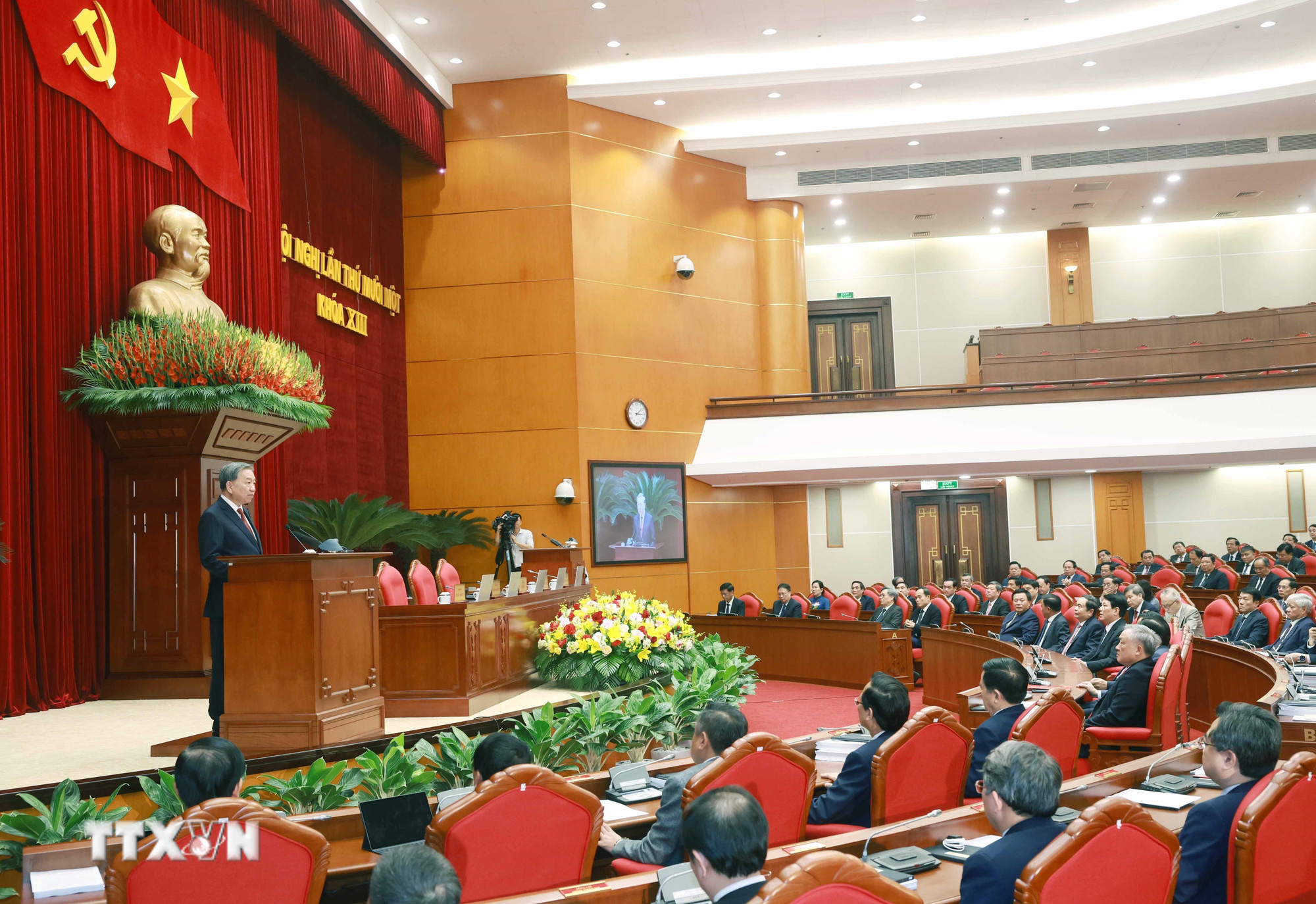 ttxvn-be-mac-hoi-nghi-lan-thu-11-ban-chap-hanh-trung-uong-dang-khoa-xiii4jpg.jpg