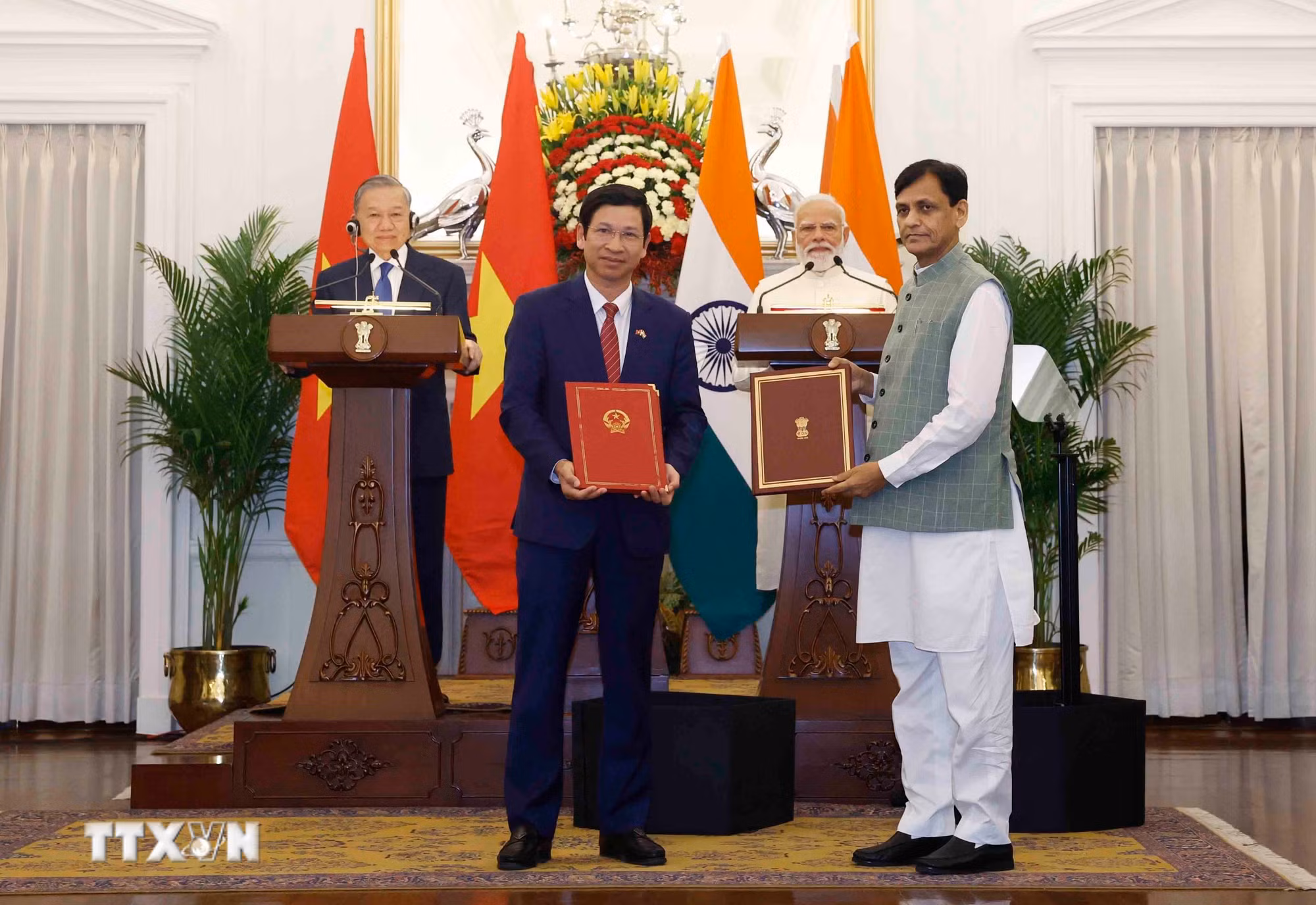 ttxvn-tong-bi-thu-chu-tich-nuoc-to-lam-va-thu-tuong-cong-hoa-an-do-narendra-modi-chung-kien-le-trao-cac-van-kien-hop-tac-giua-2-nuoc9.jpg