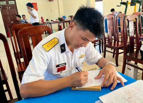 Thượng úy Nguyễn Minh Đức, Chỉ huy trưởng đảo Len Đao. (Ảnh: Hạnh Nguyễn/Vietnam+) vnp_Len Đao 1.jpg