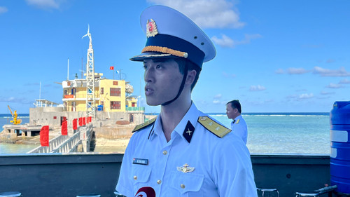 Trung úy Đỗ Chí Nghĩa, Chính trị viên Đại đội đảo Len Đao. (Ảnh: Hạnh Nguyễn) vnp_Len Đao 4.jpg