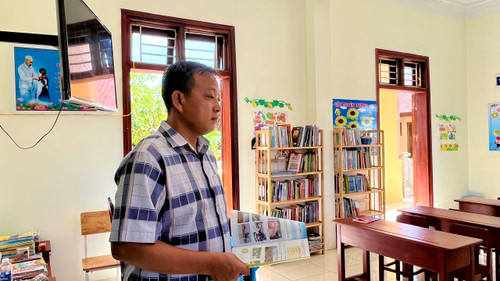 Thày Lưu Phước Thịnh, huyện Vạn Ninh gắn bó sâu sắc với lớp học, yêu thương các học sinh như người thân của mình. (Ảnh: Hạnh Nguyễn/Vietnam+) vnp_TS07 (2).jpg