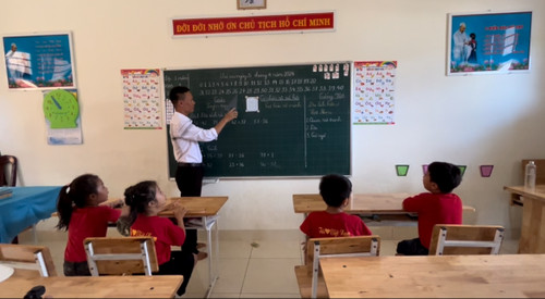 Thày Ưng Văn Tuấn đang dạy lớp học ghép cho các học sinh từ 3 tuổi đến 6 tuổi. (Ảnh: Hạnh Nguyễn/Vietnam+) vnp_TS01.jpg