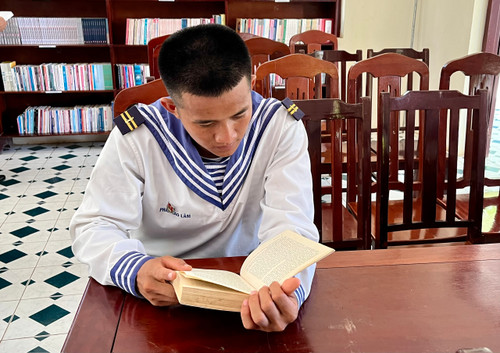 Chiến sỹ Phan Cao Lâm đóng quân trên đảo Trường Sa. (Ảnh: Hạnh Nguyễn/Vietnam+) vnp_TS06.jpg