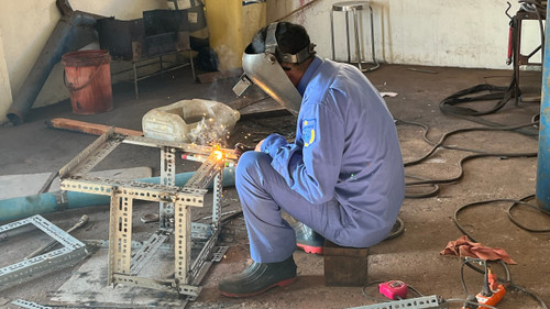 Đội sửa chữa, cứu hộ đã lai dắt và sửa chữa tàu thuyền hư hỏng trên đảo Đá Tây. (Ảnh: Hạnh Nguyễn/Vietnam+) vnp_TS21.jpg