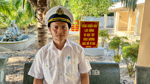 Ông Trương Khắc Định, Giám đốc Trung tâm Dịch vụ Hậu cần Nghề cá đảo Đá Tây, Công ty Dịch vụ Khai thác Hải sản Biển Đông. (Ảnh: Hạnh Nguyễn/Vietnam+) vnp_TS19.jpg