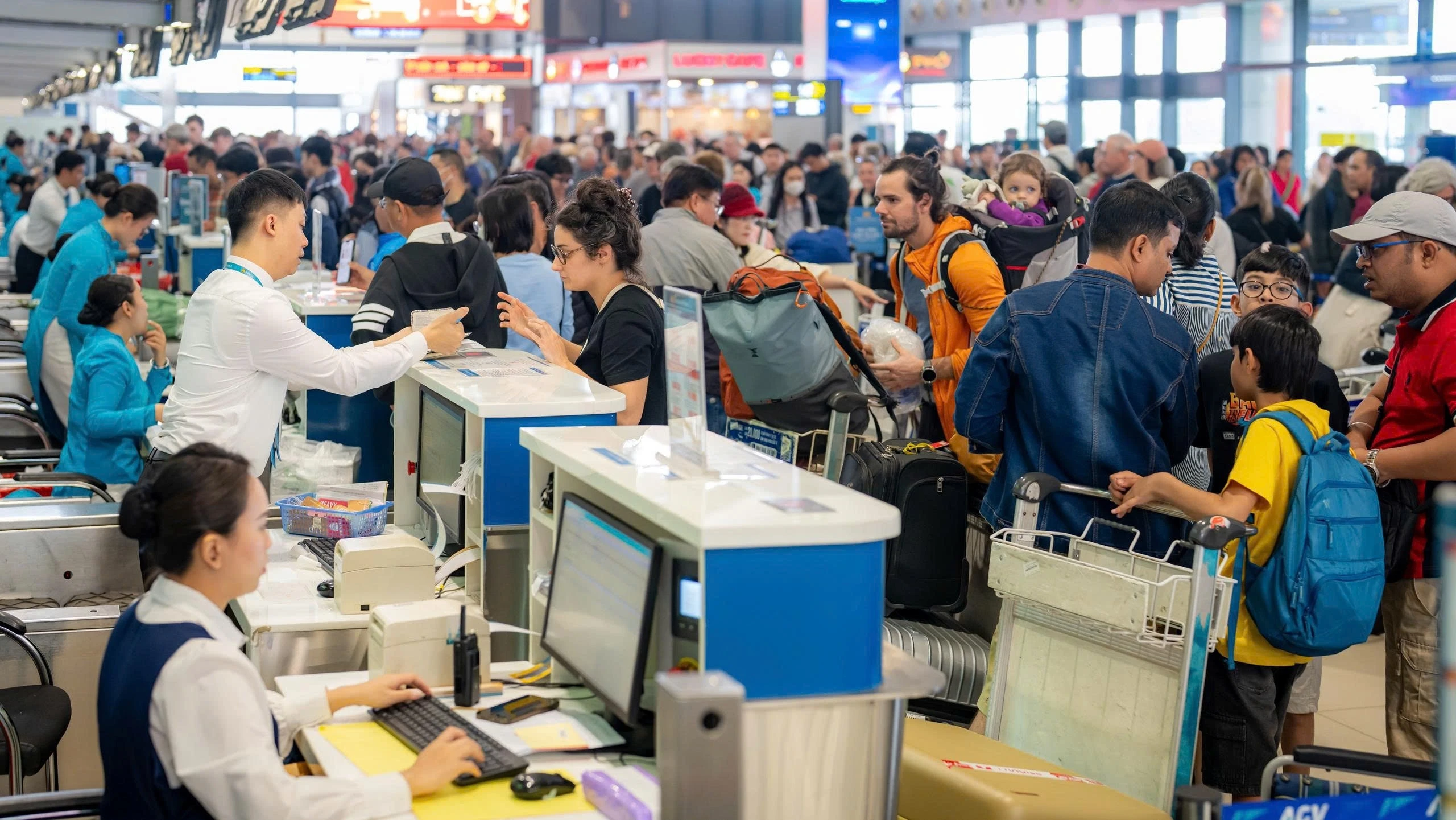 Sân bay Nội Bài đón lượng khách kỷ lục trong ngày cuối nghỉ Tết Bính Ngọ