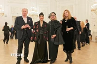 Nhà thiết kế Nguyễn Thuỳ Linh (thứ hai, từ trái qua) cùng các nhà phê bình thời trang Nga. (Ảnh: Tâm Hằng/TTXVN)