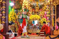 Thanh đồng Lê Thị Liên (tỉnh Lâm Đồng) thực hành nghi lễ Hầu đồng. (Ảnh: Khánh Hoà/TTXVN)