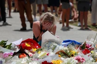 Người dân đặt hoa tưởng niệm các nạn nhân trong vụ xả súng tại bãi biển Bondi ở Sydney, Australia. (Ảnh: THX/TTXVN)