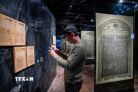 Khách tham quan Trưng bày. (Ảnh: Khánh Hoà /TTXVN)