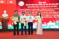 Hội đồng Giải Báo chí tỉnh Ninh Thuận trao giải cho các tác giả, nhóm tác giả đạt giải. (Ảnh: Công Thử/TTXVN)