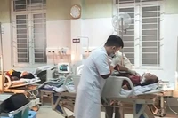 Hai chị em bị ngộ độc khí được Bệnh viện Đa khoa khu vực Bắc Quảng Trị cấp cứu. (Nguồn: Tuổi Trẻ)