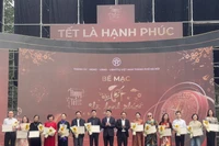 Ban tổ chức tặng hoa và trao Giấy vinh danh các đơn vị tham gia và đồng hành với chương trình “Happy Tết 2026 – Tết là hạnh phúc”. (Ảnh: Tuyết Mai/TTXVN)