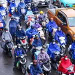 Dòng người chật vật trong mưa trở lại Thủ đô sau kỳ nghỉ Tết Nguyên đán