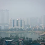 Bầu trời mù mịt do ô nhiễm không khí tại Hà Nội. (Ảnh: Hoài Nam/Vietnam+)