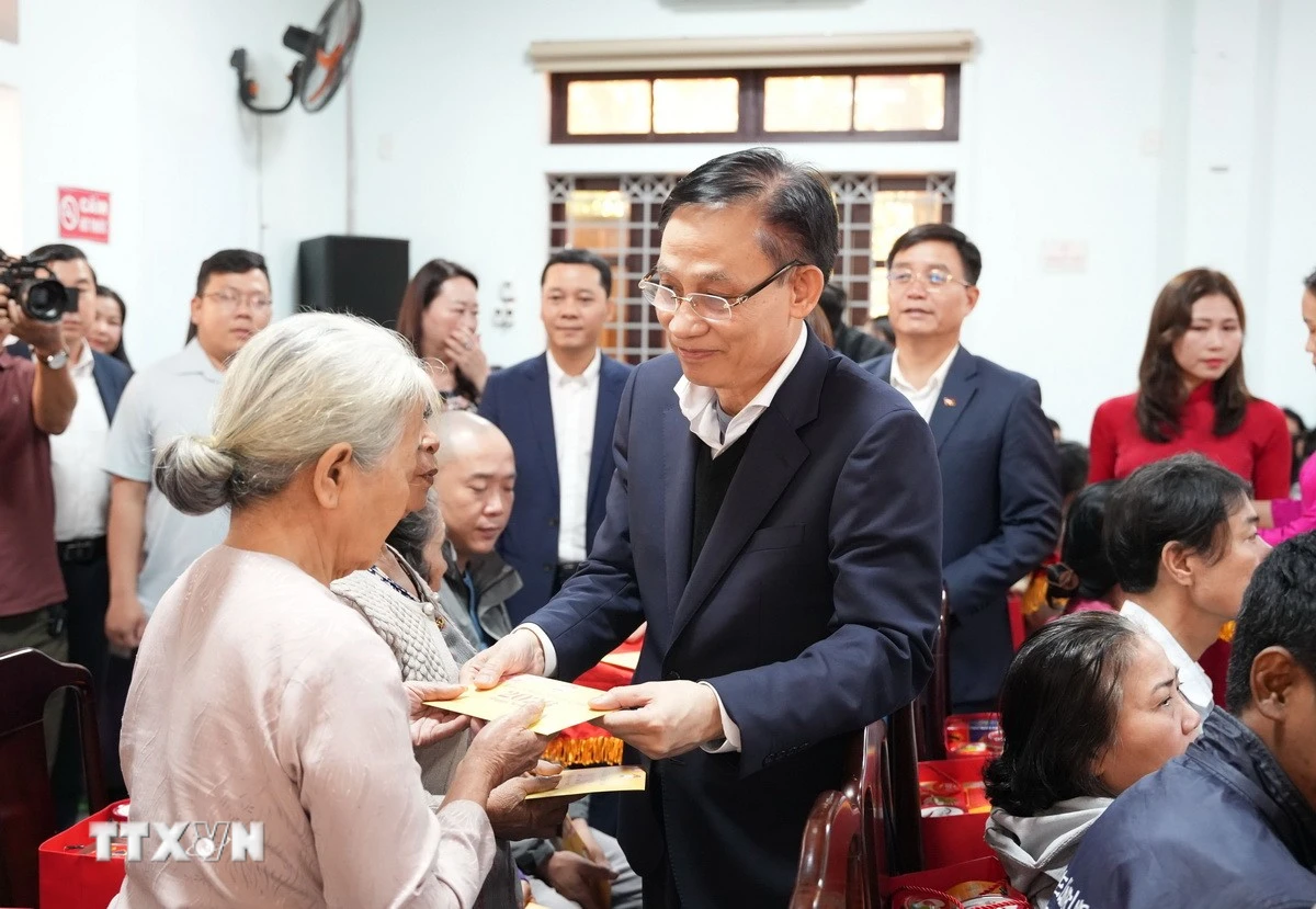 Bộ trưởng Ngoại giao Lê Hoài Trung thăm, tặng quà Tết tại Thừa Thiên Huế