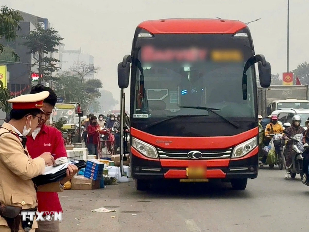 Xe 21 chỗ chở 50 người, chủ xe và tài xế bị phạt hơn 217 triệu đồng