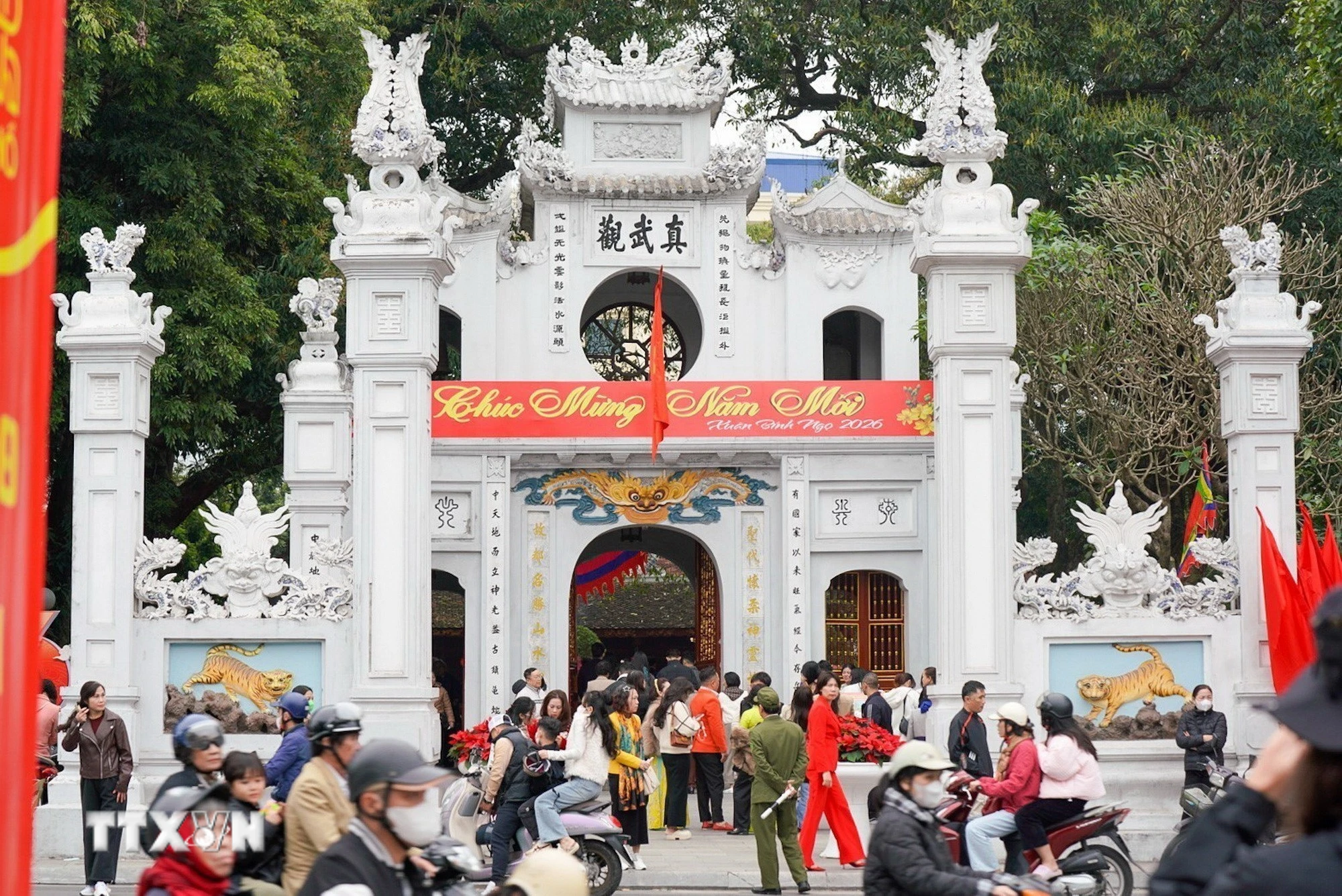 Di Lễ Thăng Long: Từ Trận Đấu Xuân Bính Ngọ Đến Nghi Lễ Truyền Thống