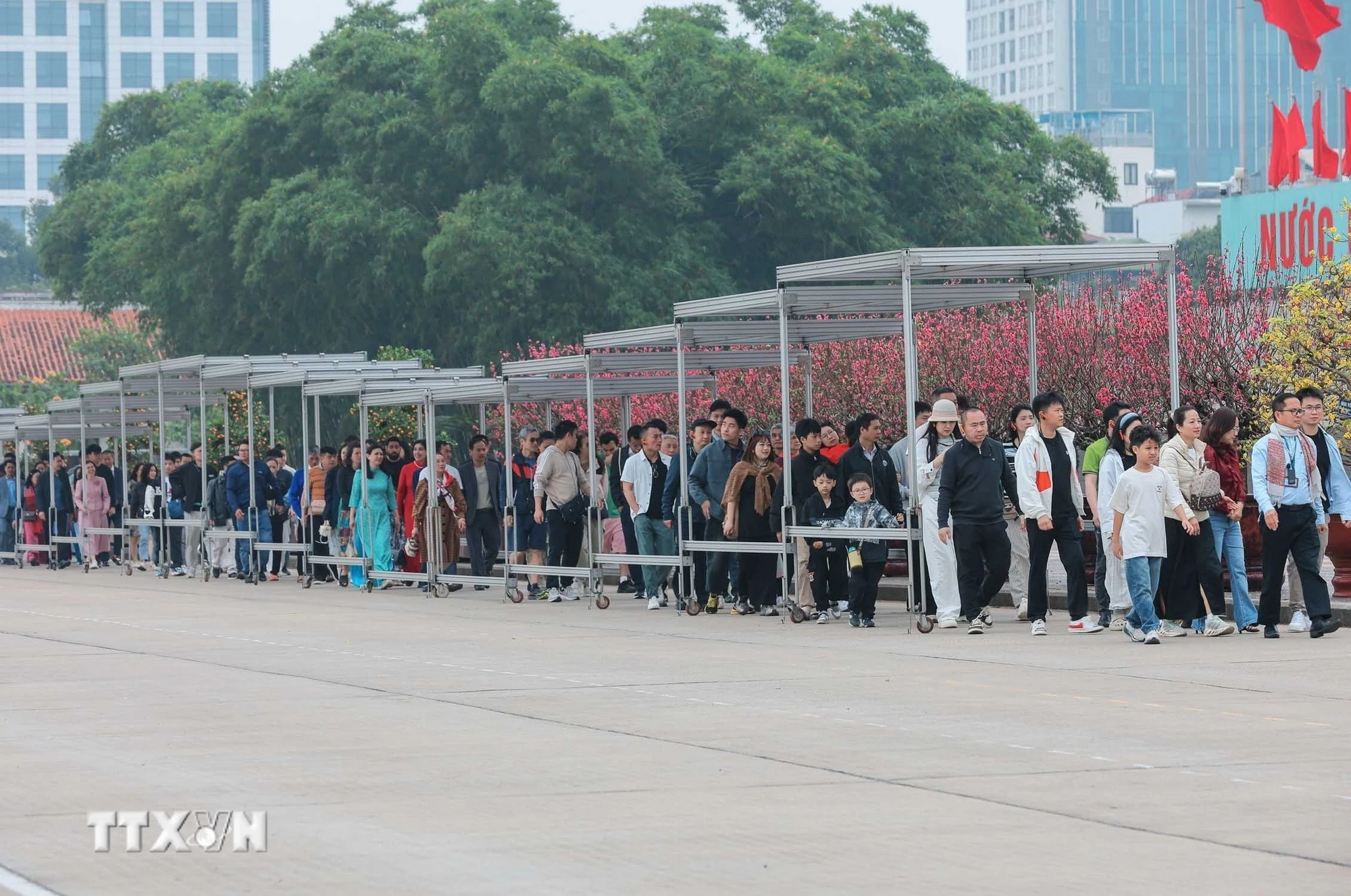 Hàng vạn người trang nghiêm viếng Lăng Chủ tịch Hồ Chí Minh sáng mùng 3 Tết