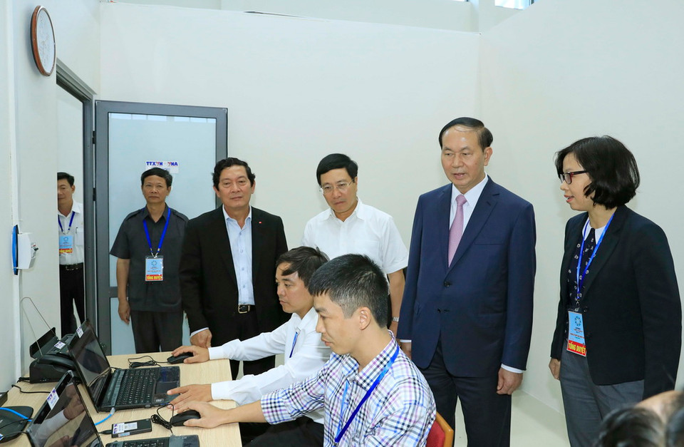  Chủ tịch nước Trần Đại Quang với cán bộ, phóng viên, biên tập viên TTXVN. (Ảnh: Nhan Sáng/TTXVN)