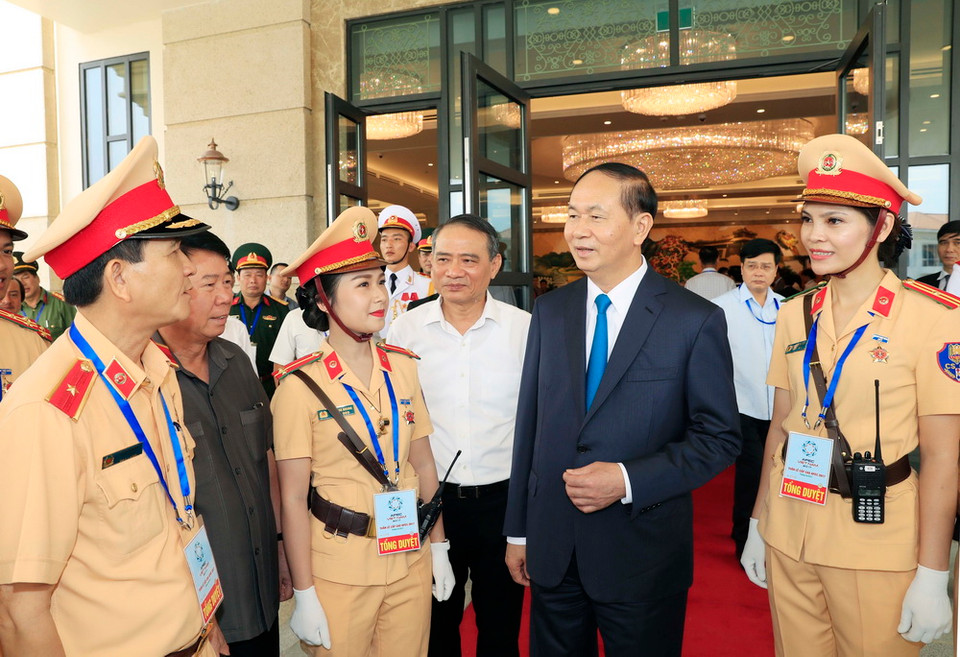 Chủ tịch nước Trần Đại Quang thăm hỏi các chiến sỹ Cảnh sát giao thông làm nhiệm vụ tại Tuần lễ Cấp cao APEC 2017. (Ảnh: Nhan Sáng/TTXVN)