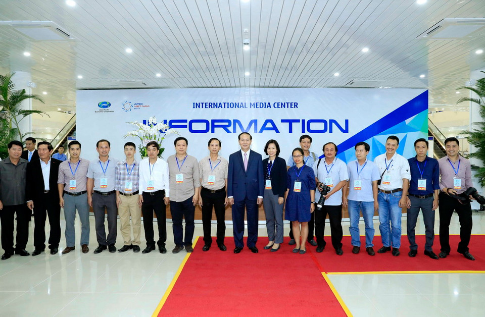  Chủ tịch nước Trần Đại Quang với cán bộ, phóng viên, biên tập viên TTXVN. (Ảnh: Nhan Sáng/TTXVN)