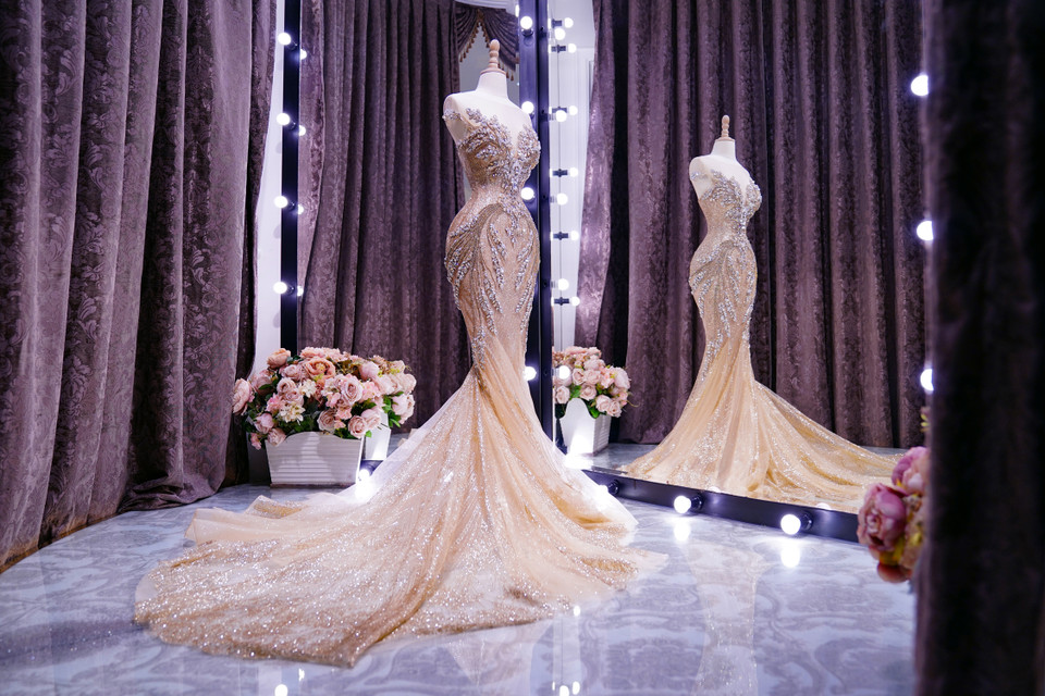 Bộ đầm được thiết kế ôm body quyến rũ, do các nghệ nhân đính kết cầu kỳ công phu trong suốt một tháng và mới hoàn thành vài ngày trước.