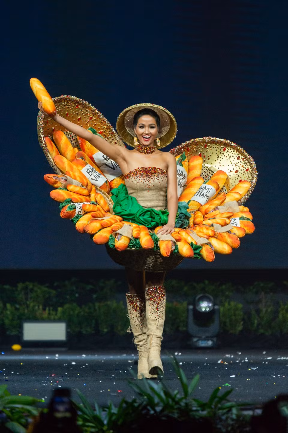 Lần đầu tiên, một món ăn Việt Nam được tái hiện và sáng tạo thành bộ trang phục dân tộc. (Ảnh: BTC)