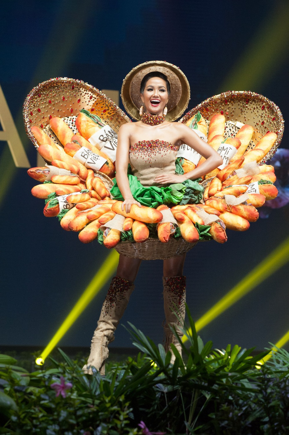 'Tác phẩm' đặc biệt này đã được chuyên trang sắc đẹp Global Beauties bình chọn là 1 trong 15 bộ trang phục đẹp nhất Miss Universe 2018. (Ảnh: BTC)